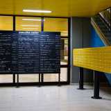 All�interno un ampio pannello nero, con i nomi dei tanti uffici presenti, � affiancato da gialle cassette delle lettere